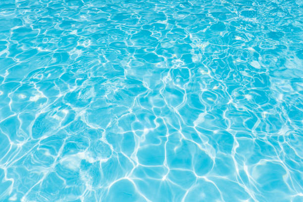 bella onda increspata e superficie dell'acqua blu in piscina, acqua blu per sfondo e astratto - ripple foto e immagini stock