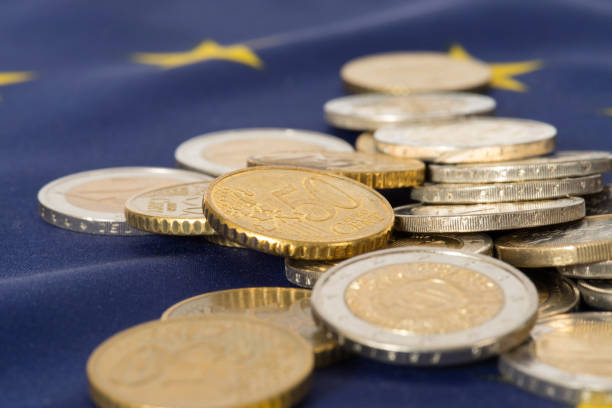 flagge der 유럽 연합 eu 및 유로 geld münzen - crisis european union currency europe debt 뉴스 사진 이미지