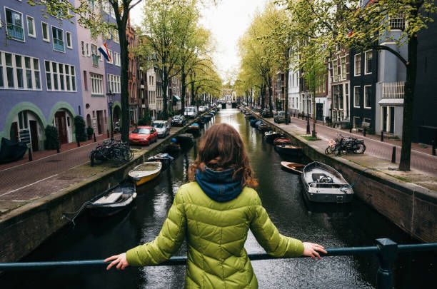 o canal de amsterdam, países baixos - amsterdam bridge canal city - fotografias e filmes do acervo