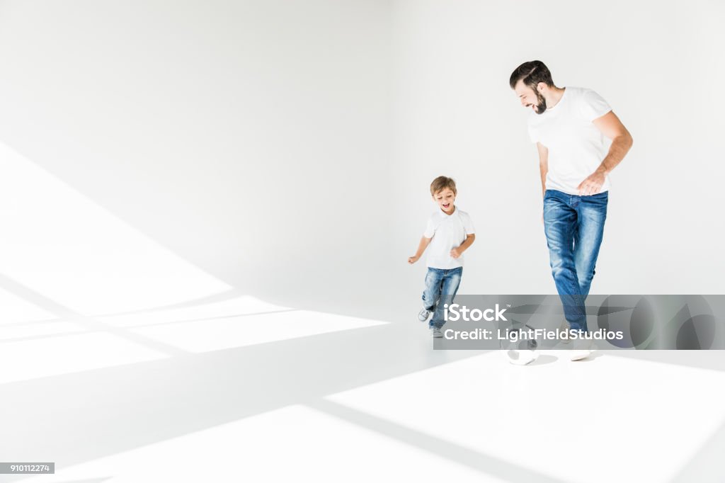 Vater und Sohn mit Fußball - Lizenzfrei Vater Stock-Foto