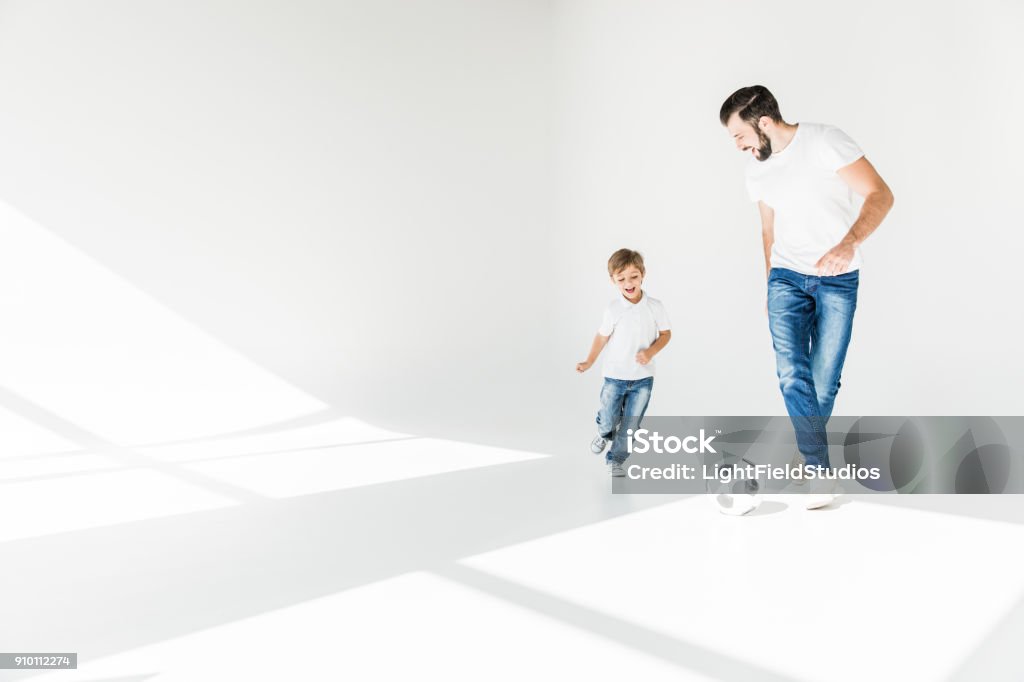 père et fils avec ballon de foot - Photo de Père libre de droits