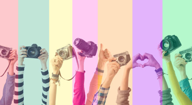 různé barevné ruce a kamery také barevné pozadí - dav fyzický popis fotky - stock snímky, obrázky a fotky