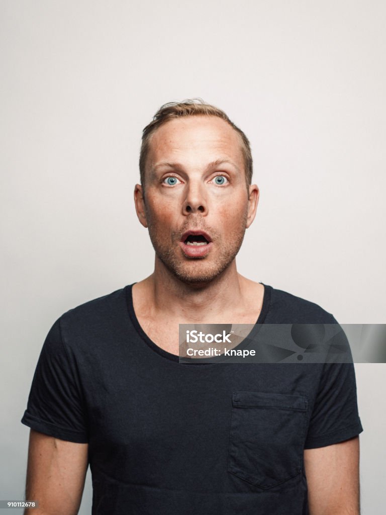 Milieu adulte homme avec des sentiments d’expression sur son visage studio shot série incrédulité et choc - Photo de Surprise libre de droits