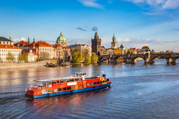 prag, tschechische republik. karlsbrücke, bootsfahrt auf der moldau - vltava river stock-fotos und bilder