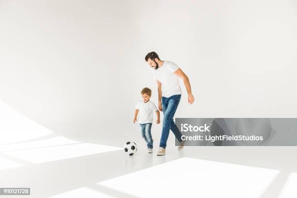 父と息子とサッカー ボール - 父親のストックフォトや画像を多数ご用意 - 父親, 白背景, プレーする