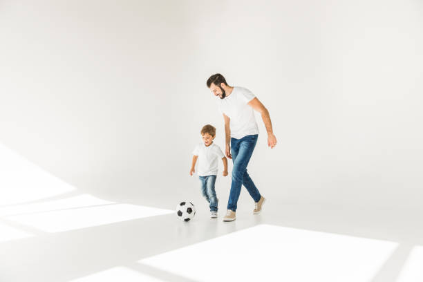 pai e filho com bola de futebol - junts pel sí - fotografias e filmes do acervo