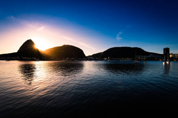 sugarloaf sylwetka góry - brazil silhouette sunset guanabara bay zdjęcia i obrazy z banku zdjęć