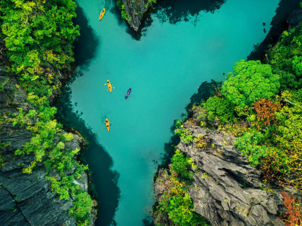 vue aérienne du magnifique lagon avec kayaks - kayaking kayak sea coastline photos et images de collection