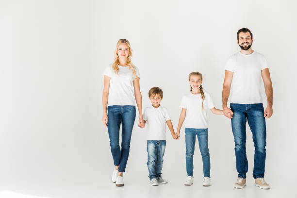 famiglia in t-shirt bianche tenendosi per mano - t shirt child white portrait foto e immagini stock