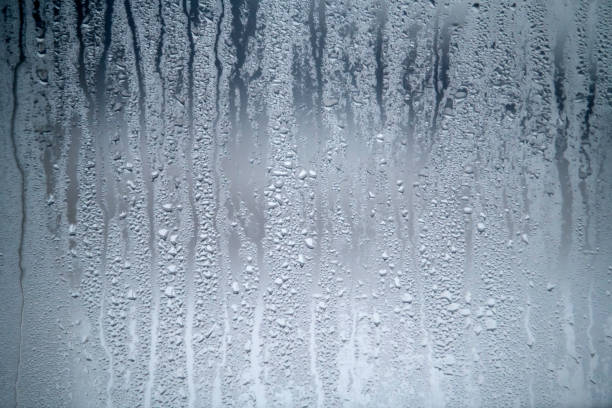 gotas de água e janela fumegante - drop window water fog - fotografias e filmes do acervo
