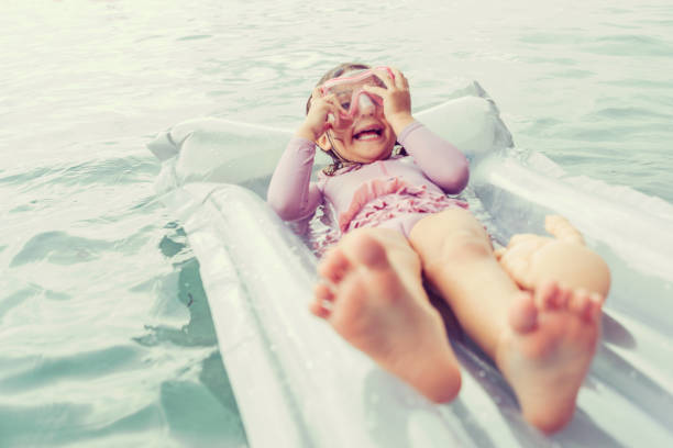 loisirs sur l'océan - child nautical vessel summer swimming goggles photos et images de collection