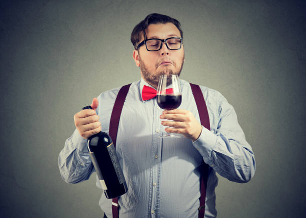 vino que huele sommelier en vidrio - elitist fotografías e imágenes de stock