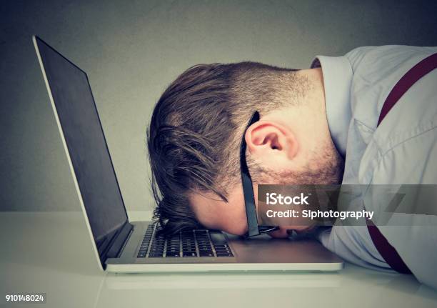 Hombre Con Exceso De Trabajo En La Computadora Portátil Foto de stock y más banco de imágenes de Frustración