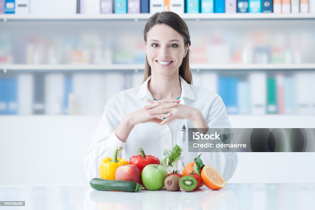 Diététicien souriant avec des légumes sains - Photo de Hygiène alimentaire libre de droits