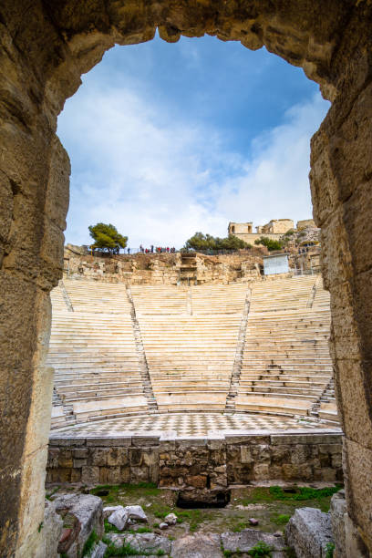 театр иродиона аттикуса под руинами акрополя, афины, греция. - herodes atticus стоковые фото и изображения