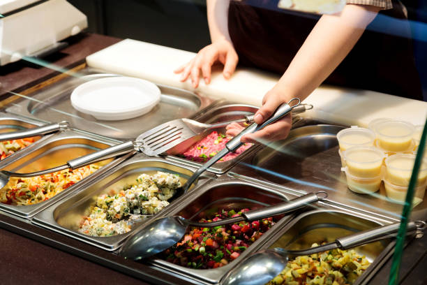istock Trays with cooked food on showcase at cafeteria. 910154590
