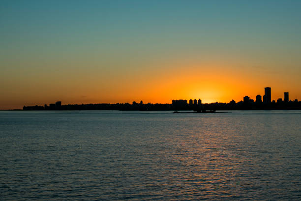 istock Sunset Cityscape Scene, Montevideo, Uruguay 910155022