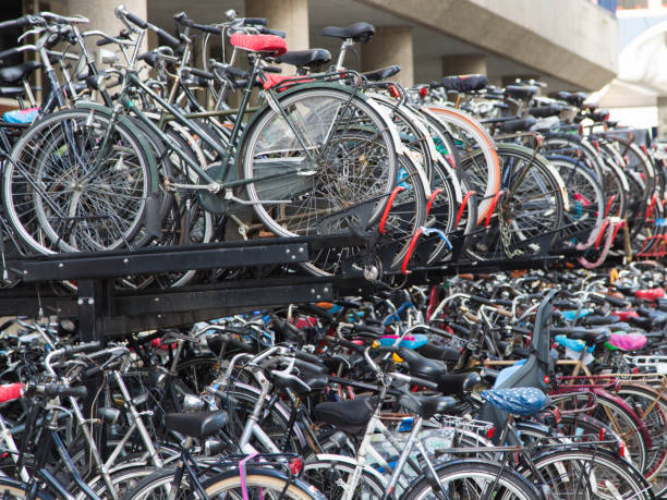 bicicletas en holanda - cobertizo para bicicletas fotografías e imágenes de stock