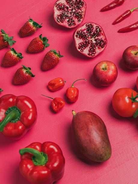 평평한 바닥 위에서 과일과 야채 배경 knolling - strawberry tomato 뉴스 사진 이미지