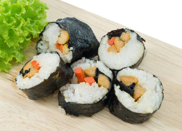 野菜巻き寿司または白で隔離野菜巻 - appetizer asia carrot maki sushi ストックフォトと画像