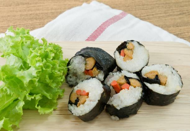 rolos de sushi vegetariano ou vegetal maki - appetizer asia carrot maki sushi - fotografias e filmes do acervo