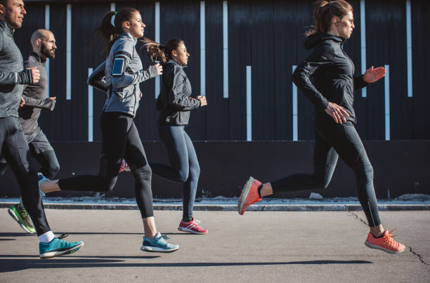 always find time to practise - running jogging urban scene city life imagens e fotografias de stock