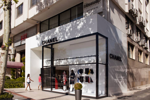 nisantasi에서 유명한 프랑스 패션과 명품 소매 브랜드의 상점을 방문 하는 사람들 / 이스탄불은 인기 있는 쇼핑 및 주거 지구. - mannequin clothing window display fashion 뉴스 사진 이미지