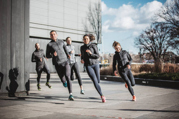 stadtlauf team - marathon sport sports training city street stock-fotos und bilder