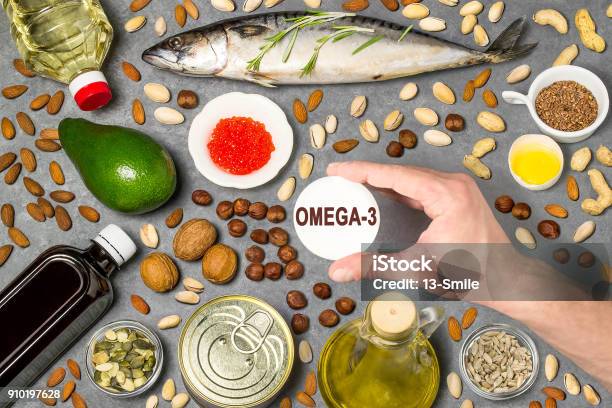 Productos Fuente De Ácidos Grasos Omega3 Foto de stock y más banco de imágenes de Omega-3 - Omega-3, Recibir, Nuez