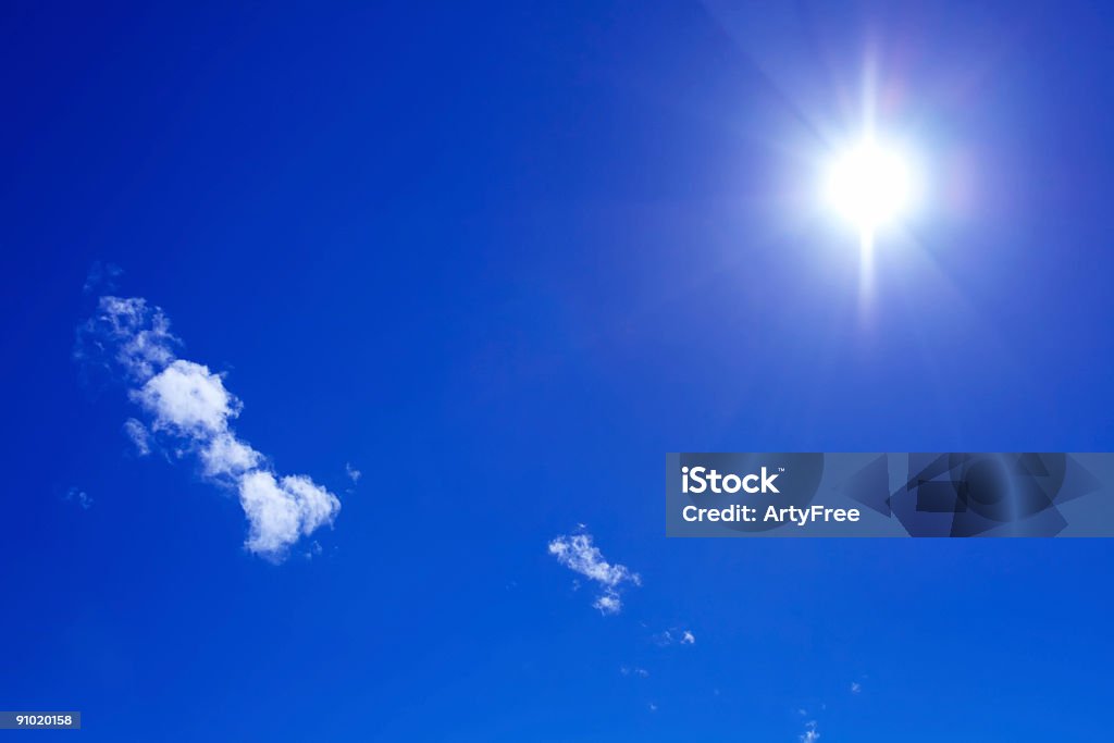 Słońce i chmury w błękitne niebo - Zbiór zdjęć royalty-free (Bez ludzi)
