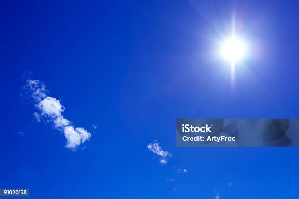 Słońce I Chmury W Błękitne Niebo - zdjęcia stockowe i więcej obrazów Bez ludzi - Bez ludzi, Biały, Błyszczący