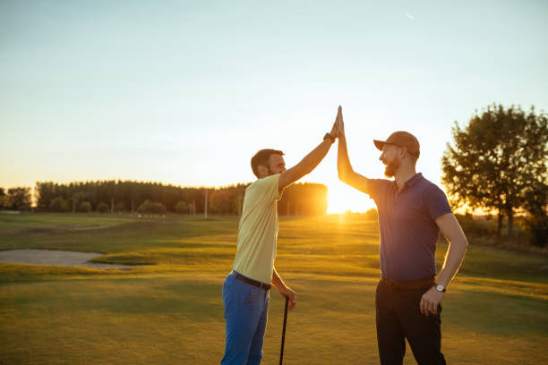 félicitations sur un bon jeu ! - golf hobbies happiness cheerful photos et images de collection