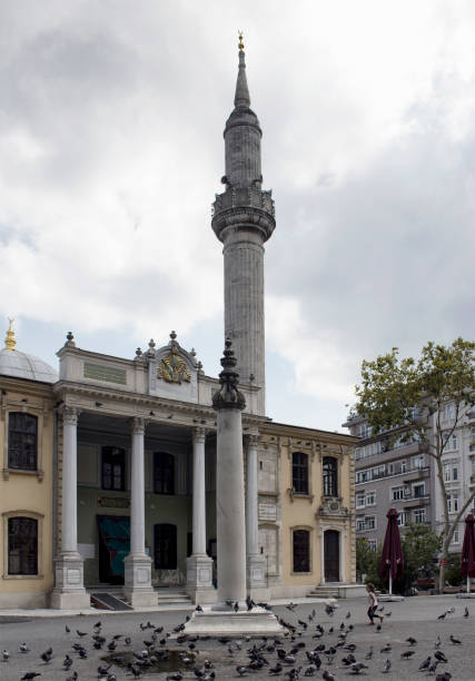 pigeons à la mosquée de tesvikiye. c’est une structure de style néo-baroque dans tesvikiye / quartier de nisantasi d’istanbul. textes du coran et de l’empire ottoman l’emblème sont sur la façade. - neo baroque photos et images de collection