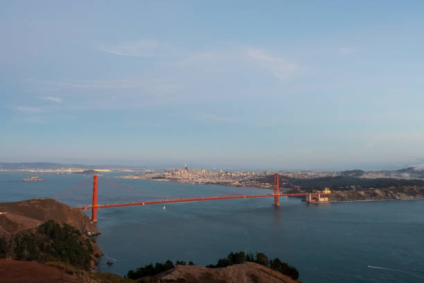 tramonto sulla baia di san francisco - golden gate bridge bridge large san francisco county foto e immagini stock