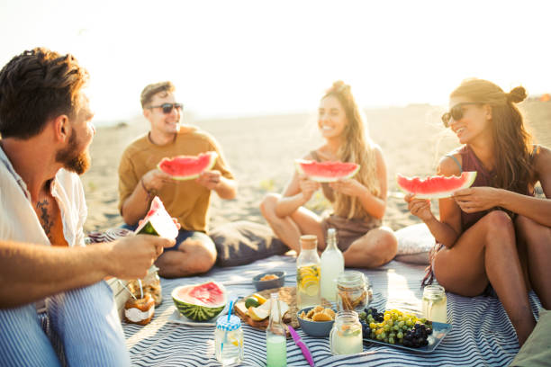 istock Pleasant beach picnic with my friends 910214556