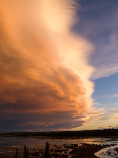 chinook arch nad zbiornikiem glenmore, calgary, kanada - chinook wind zdjęcia i obrazy z banku zdjęć