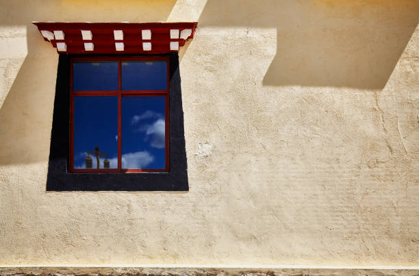 istock Old wall with window painted in Tibetan style. 910214746