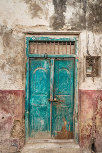 istock Grungy double door 910218492