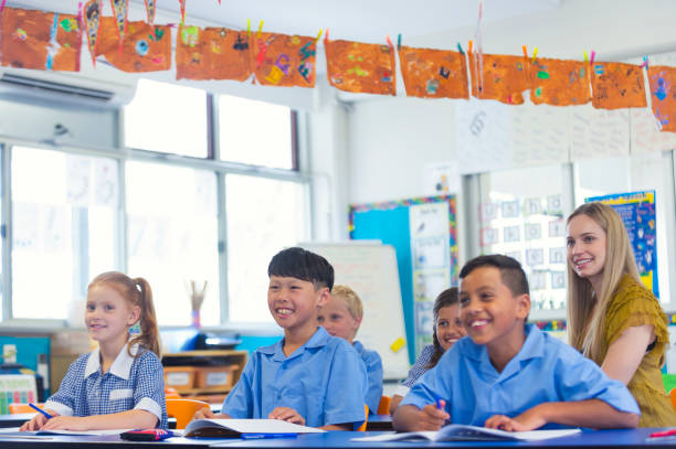istock Multi ethnic Elementary school  students. They are happy and smiling. 910221640