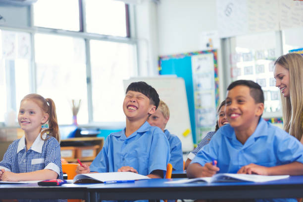 istock Multi ethnic Elementary school  students. They are happy and smiling. 910221654