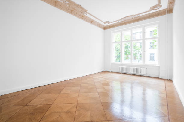 istock Empty room with parquet floor and stucco ceiling - new renovated flat in old building 910222184