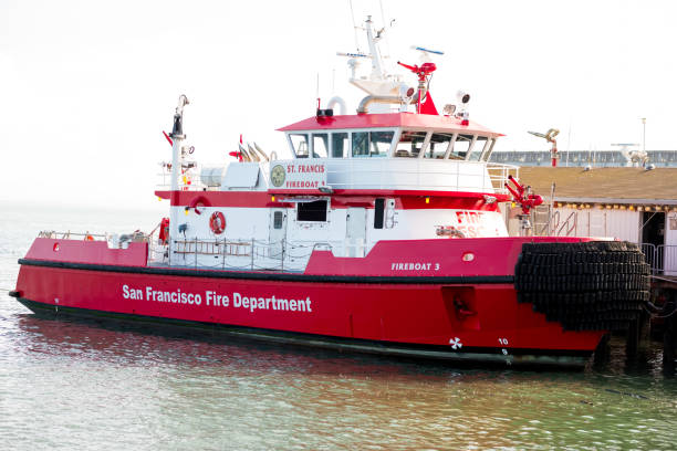 пожарная лодка пожарной охраны сан-франциско - fire boat стоковые фото и изображения