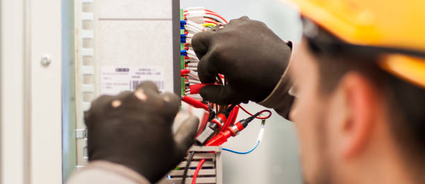 primer plano del ingeniero electricista trabaja con cables eléctricos - procession panel fotografías e imágenes de stock