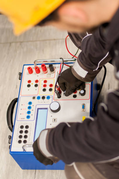 ingeniero de mantenimiento inspeccione el sistema con equipo de set de prueba de relé - procession panel fotografías e imágenes de stock