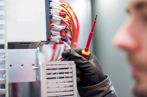 primer plano del ingeniero electricista trabaja con cables eléctricos - procession panel fotografías e imágenes de stock