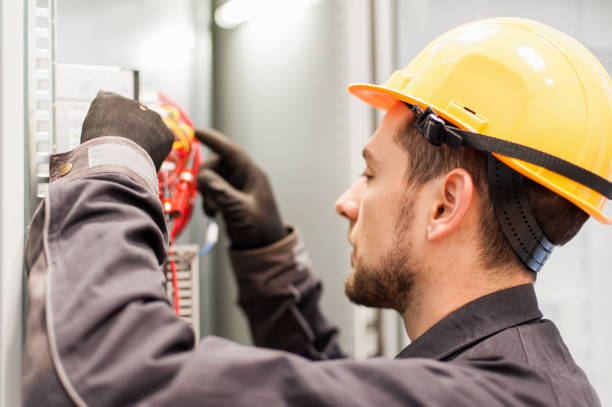 zbliżenie inżyniera elektryka współpracuje z przewodami elektrycznymi - procession panel zdjęcia i obrazy z banku zdjęć