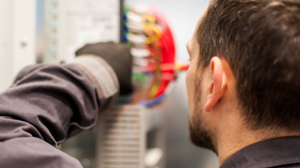 primer plano del ingeniero electricista trabaja con cables eléctricos - procession panel fotografías e imágenes de stock