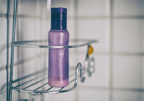 Botella púrpura en el carrito de la ducha photo