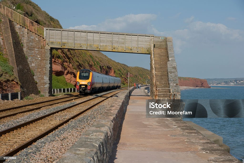 Trem de alta velocidade até o sea wall no Dawlish, Devon - Foto de stock de Azul royalty-free