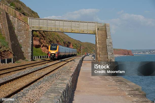 Foto de Trem De Alta Velocidade Até O Sea Wall No Dawlish Devon e mais fotos de stock de Azul